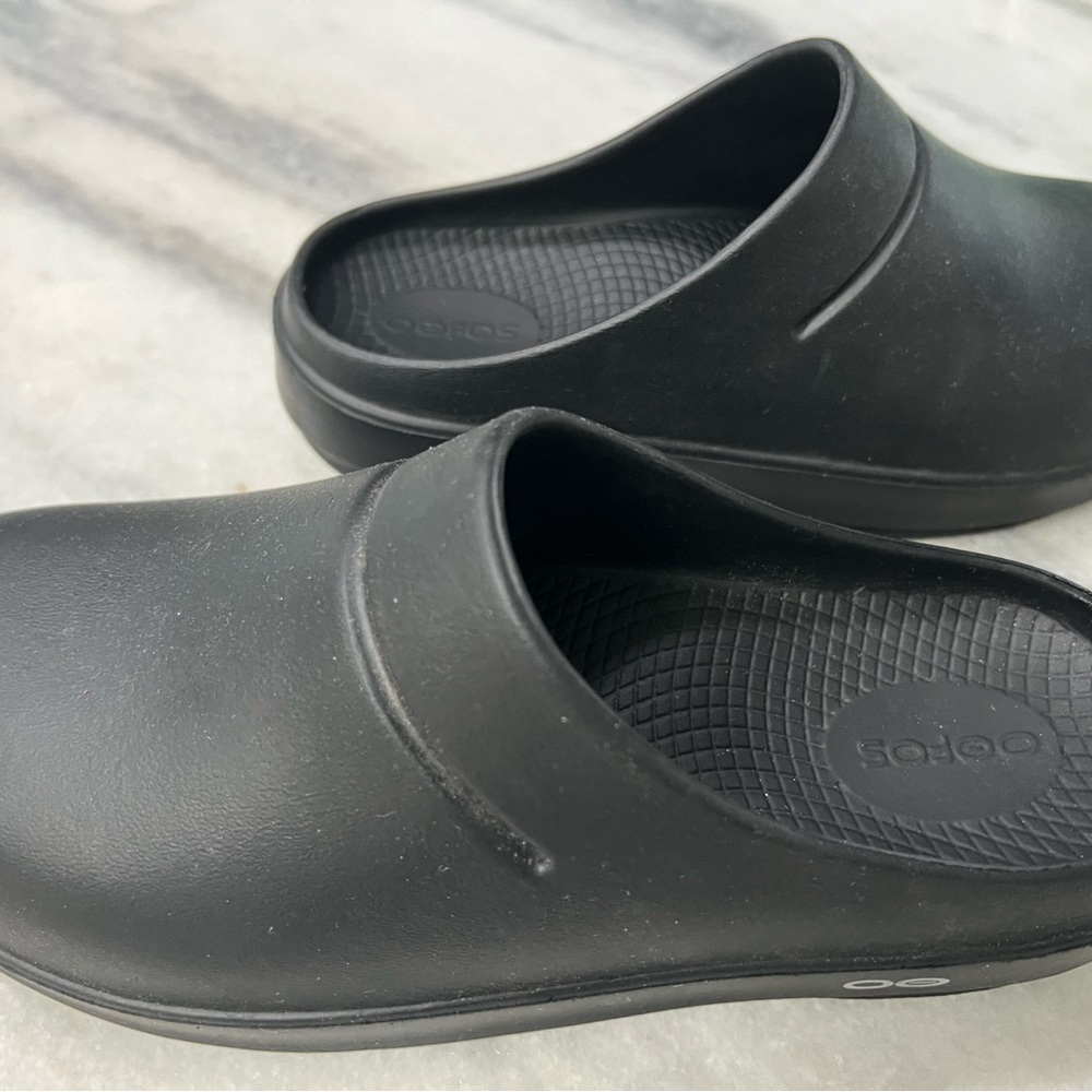 OOFOS Size 7 women or Men size 5 new without tags. Perfect condition